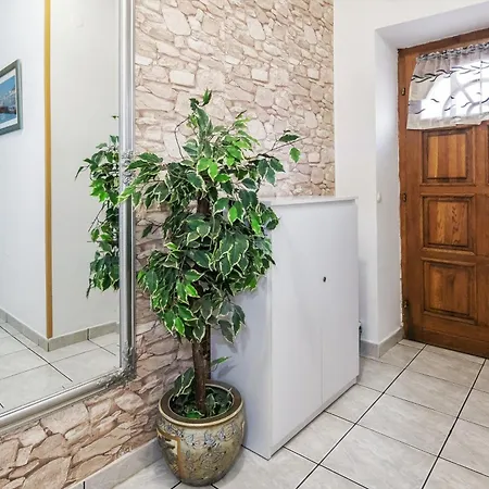 'radunica' - Local Home, Near Riva & Market Split
