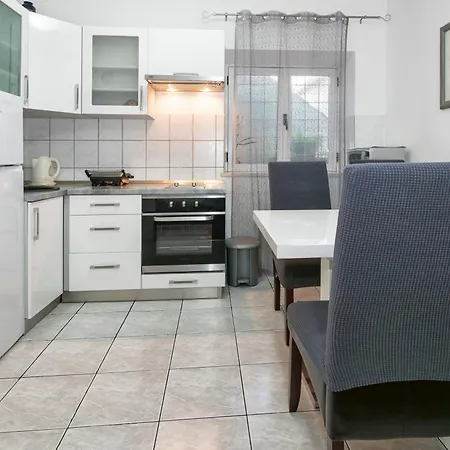 'radunica' - Local Home, Near Riva & Market Split