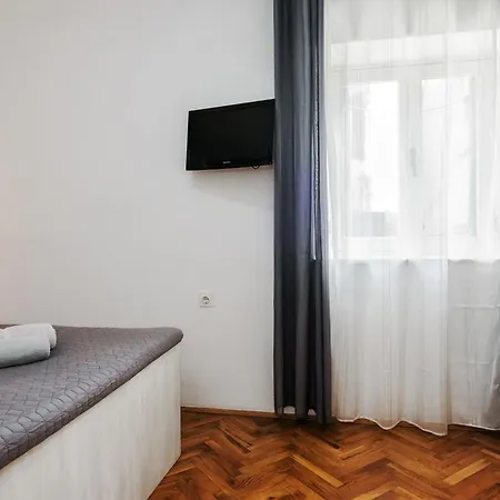 'radunica' - Local Home, Near Riva & Market *