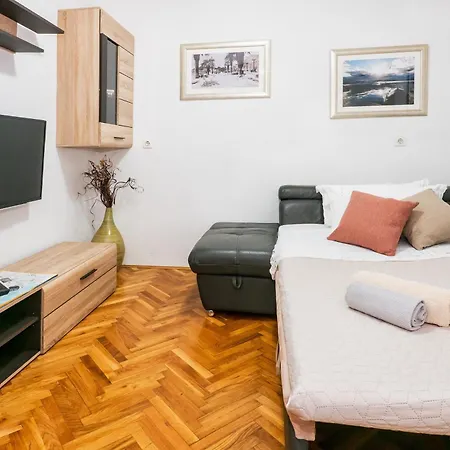 'radunica' - Local Home, Near Riva & Market *