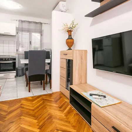 'radunica' - Local Home, Near Riva & Market *